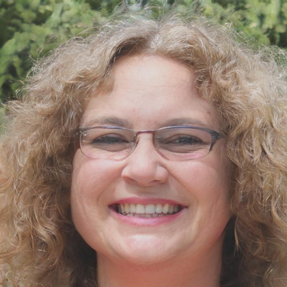 Finanzanalystin Marina Weber erklärt Liquiditätskennzahlen in einer Unterrichtseinheit